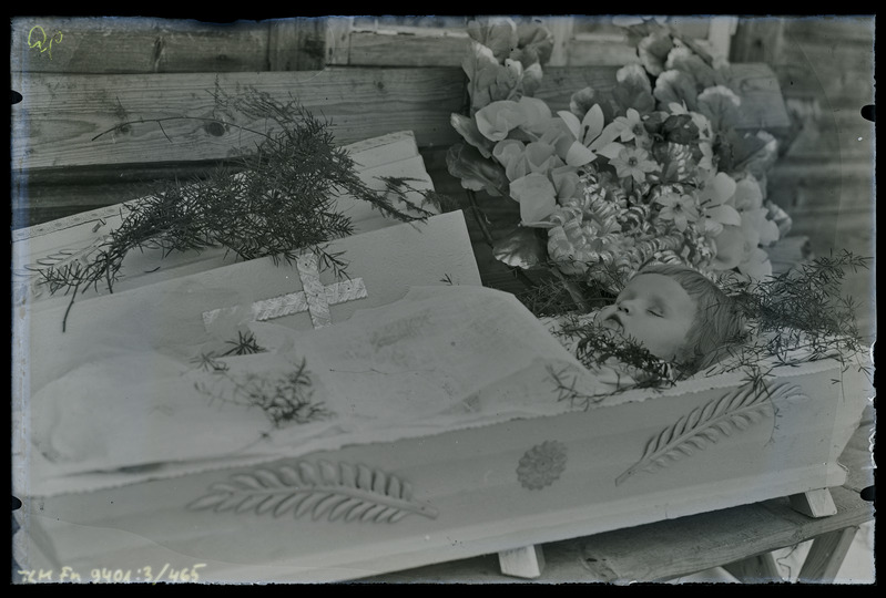 Väikelapse matused, avatud kirst