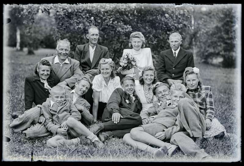 Grupipilt: leeripäeva tähistamine - perekond Puulaid ja perekond Tamm