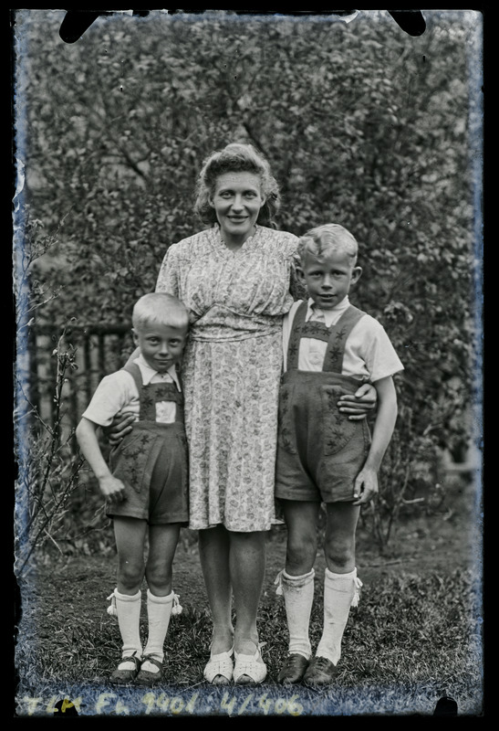 Grupipilt: naine ja kaks poissi - perekond Niklused