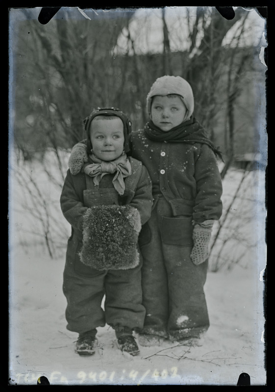 Kaksikportree: tundmatud lapsed talveriietes
