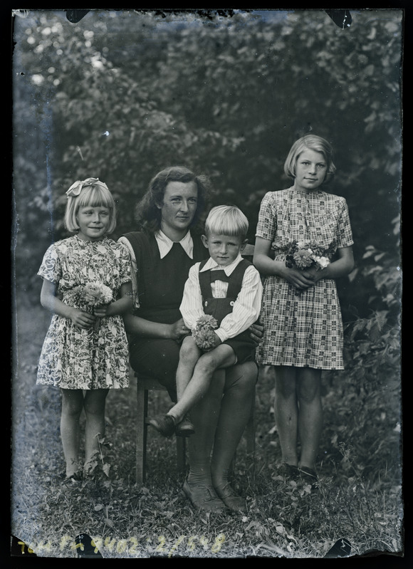 Grupipilt: Tiiu Kull, Luise Kull, Villu Kull, Leili Kull