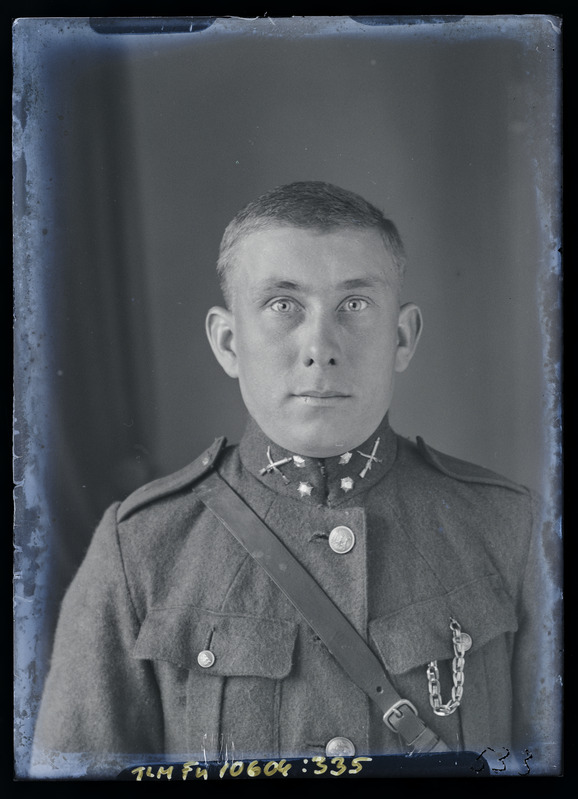 Portree: tundmatu mees sõjaväe vormirõivastes