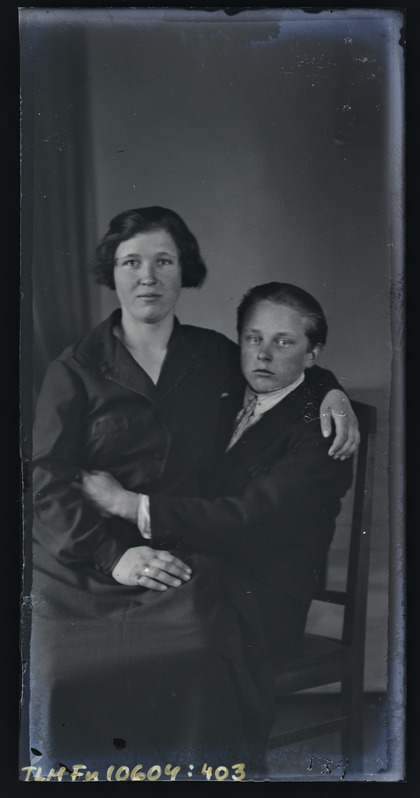 Kaksikportree: naine ja mees toolil istumas