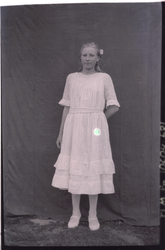 Täisportree: tundmatu naine