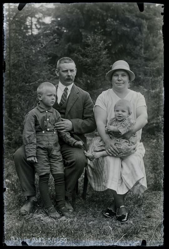 Perekonnaportree: mees ja naine kahe lapsega - tundmatud