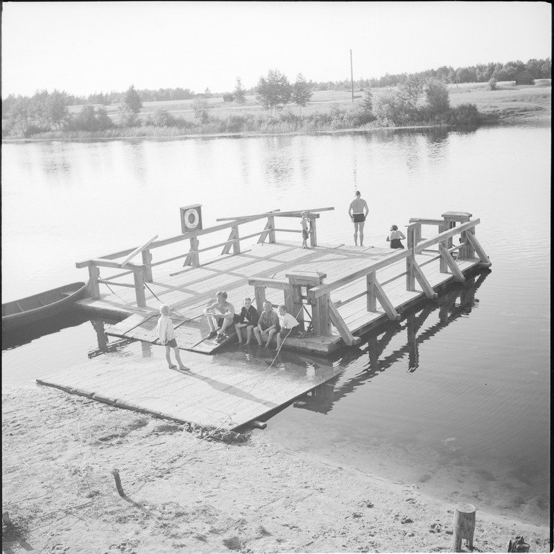 Puhkajad Vanaküla (Kauksi) järve ääres