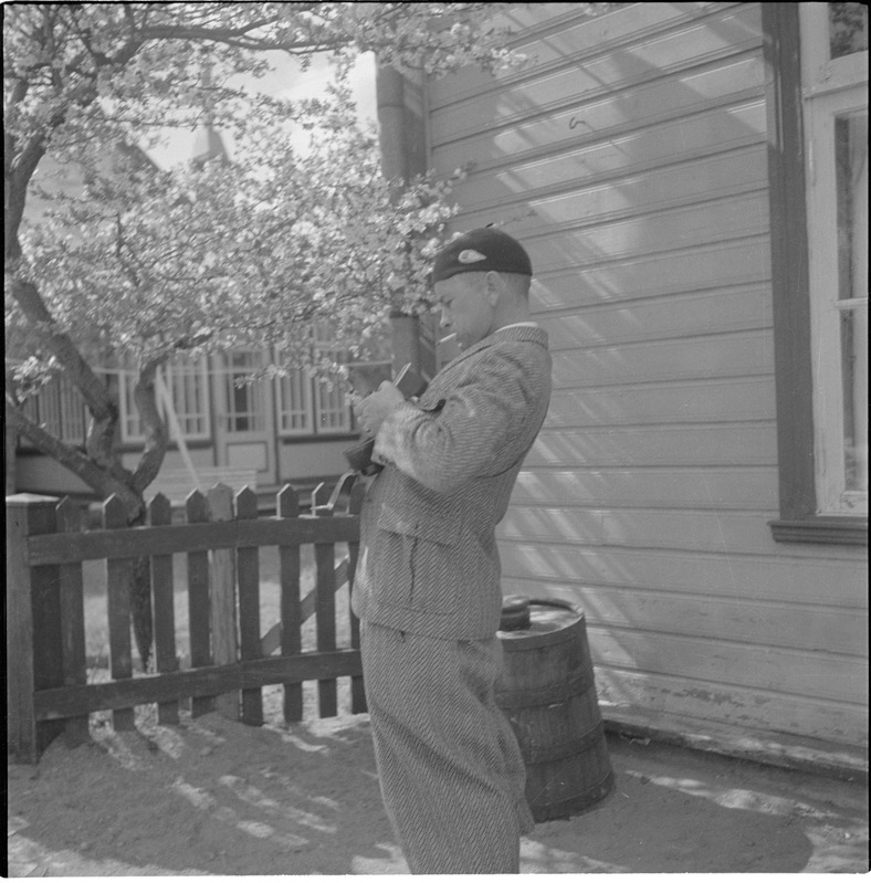 Mees sigaretiga suus