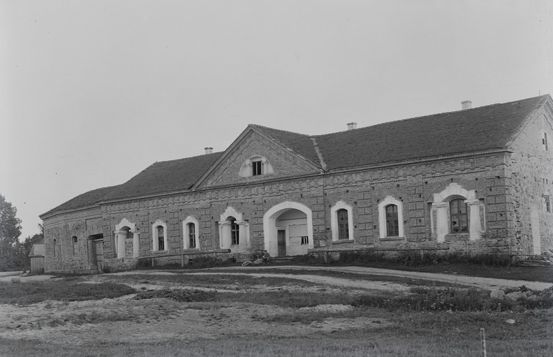 Tänava vaade: esiplaanil - suur maja