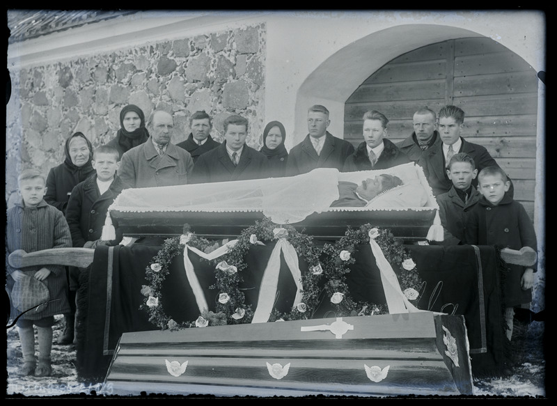 Grupipilt: matuselised kirstu ümber, Tuhala kalmistu kabeli ees. Foto on seotud Kulbi perega.