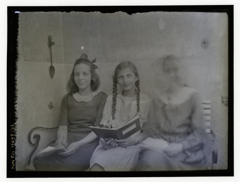 Grupipilt: naine ja kaks tüdrukut