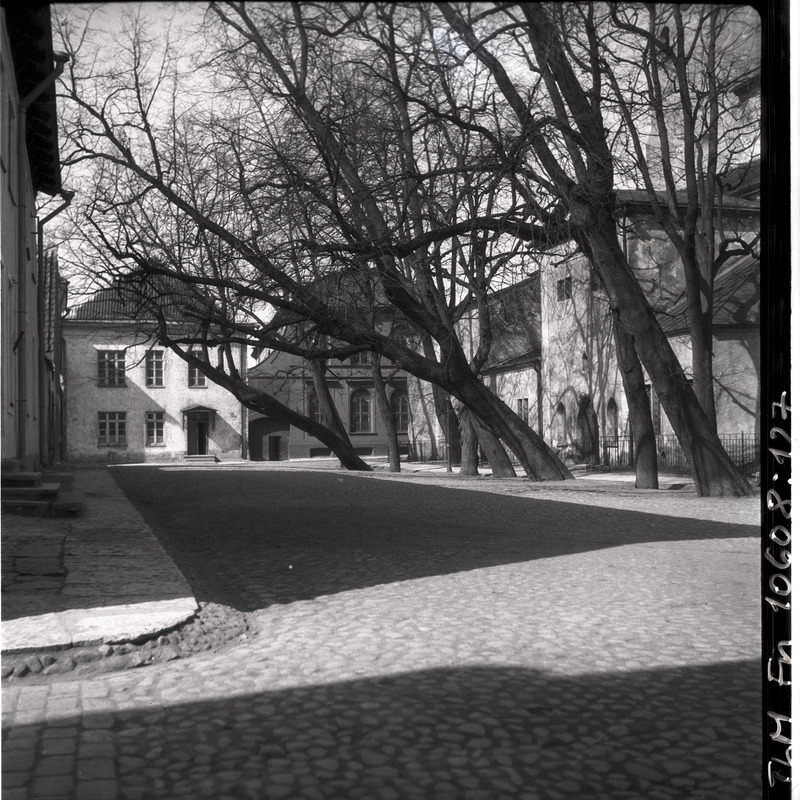 Tallinn, Kiriku platsi tänav, paremal Toomkirik