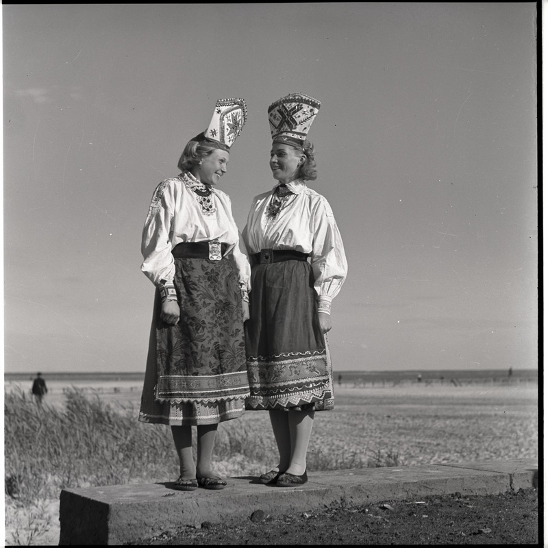 Kaks naist Muhu rahvariietes