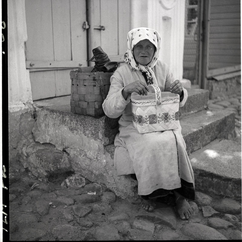 Setu naine trepil istumas, korv süles