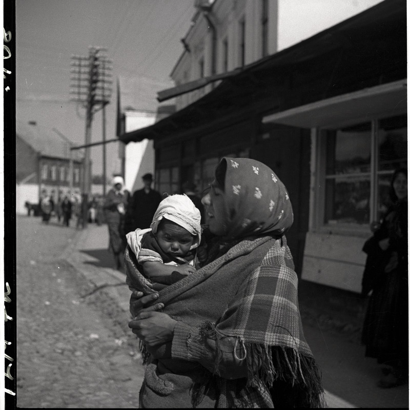 Setu naine lapsega Petseri laadal