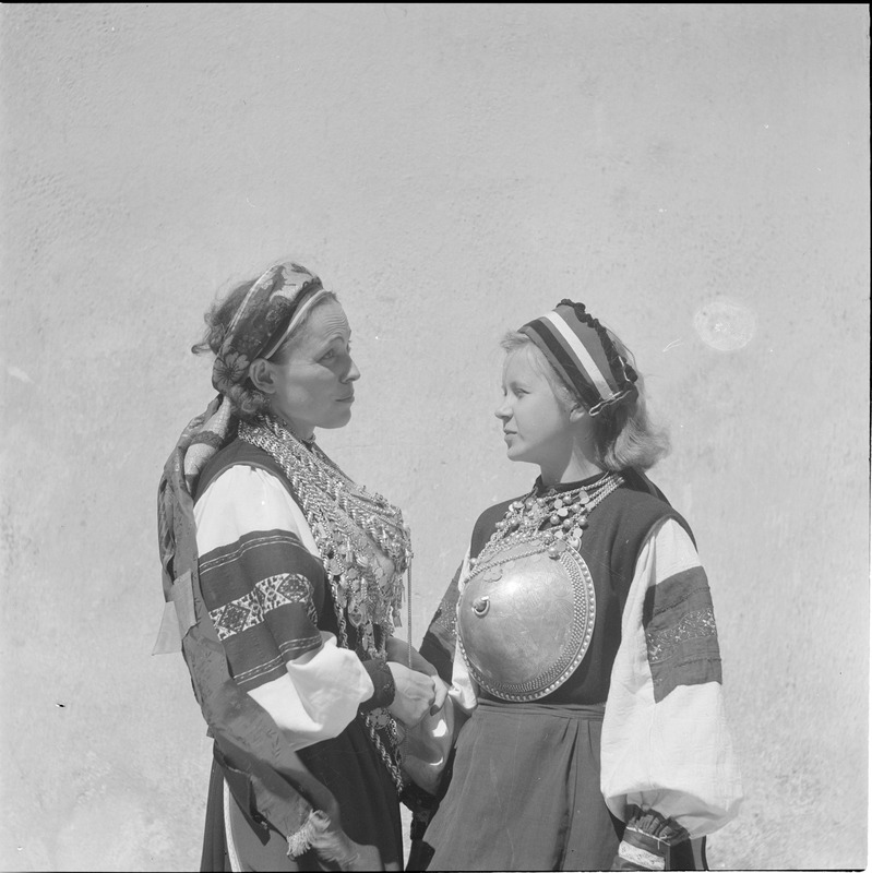 Kaks naist setu rahvariietes