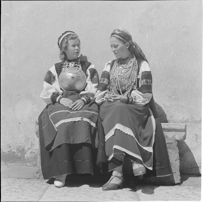 Kaks naist setu rahvariietes, istumas