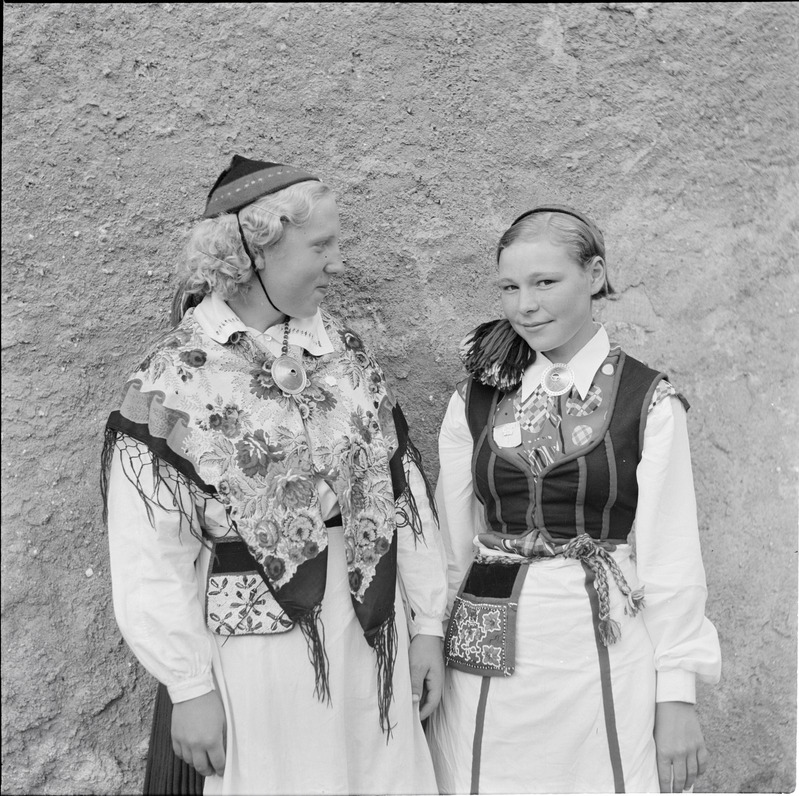 Neiud Kihelkonna rahvariietes