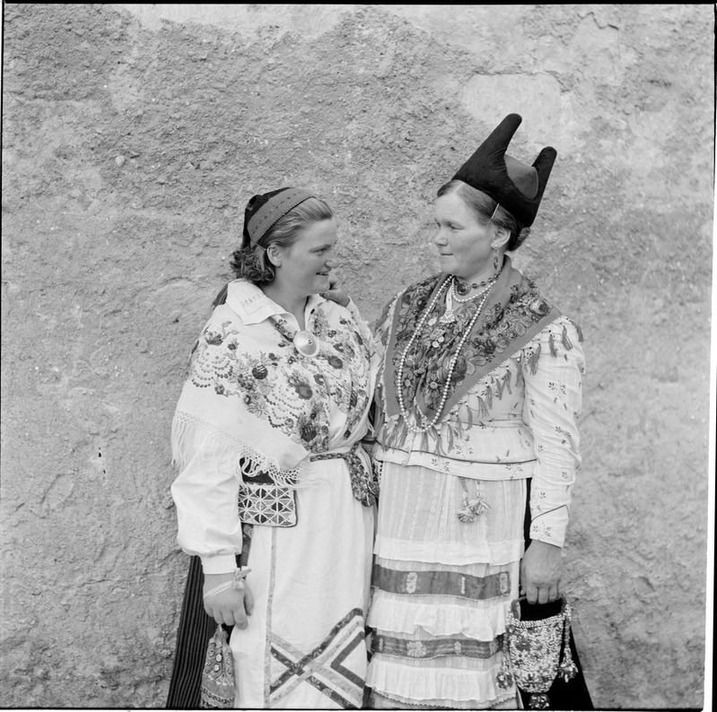 Naised Kihelkonna rahvariietes, paremal Miina Tang