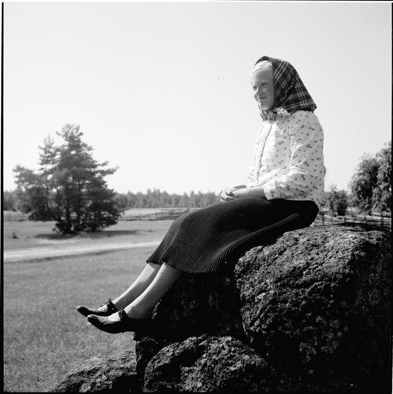 Portree: Vormsi tüdruk kivil istumas