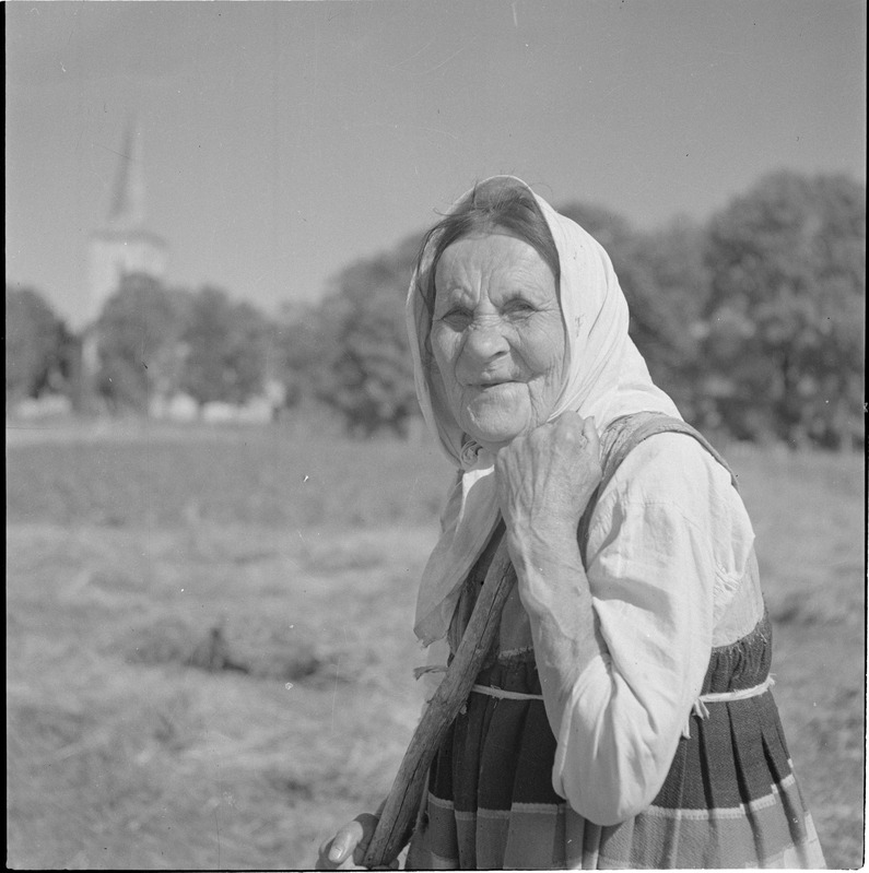 Portree: vana naine, taustal kirikutorn