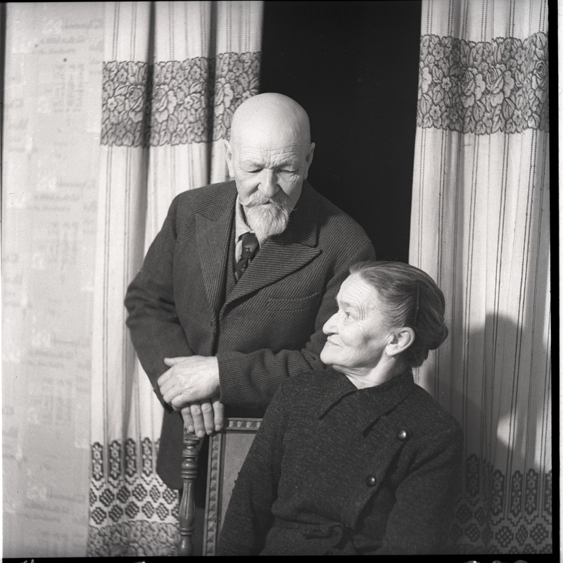 Portree: Aleksander Martin Saar ja Amalie Charlotte Sarap akna all