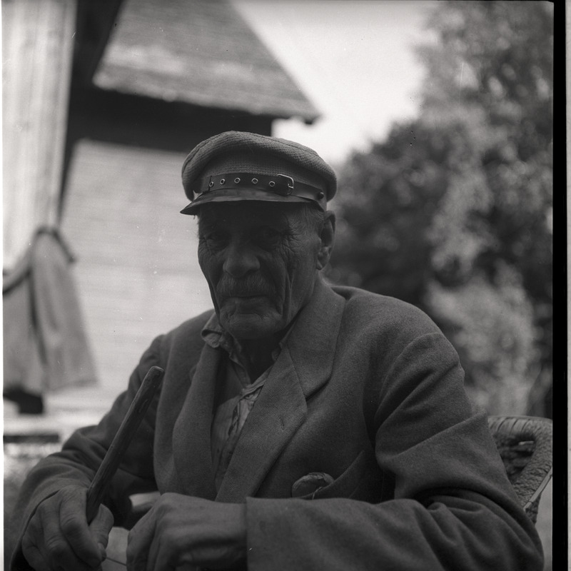 Portree: Juhan Sarap oma koduaias Toilas