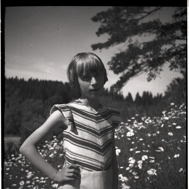 Portree: Ethel Malle Sarap karikakarde keskel, taustal maastik