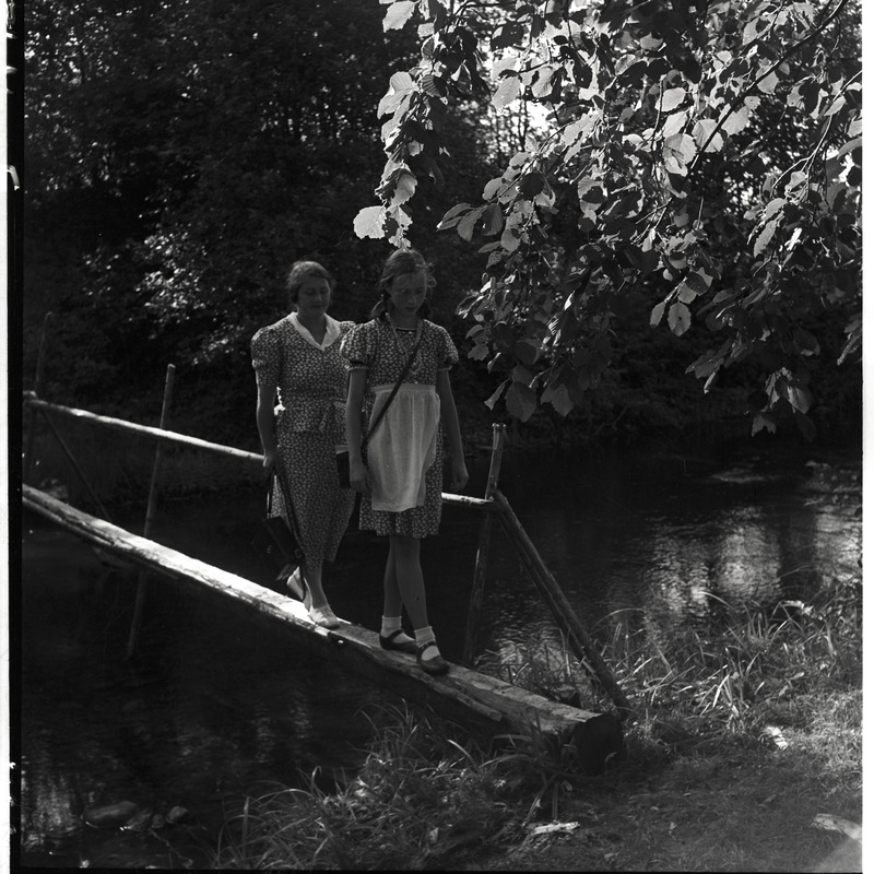 Johanna Triefeldt ja Ethel Malle Sarap purdel kõndimas