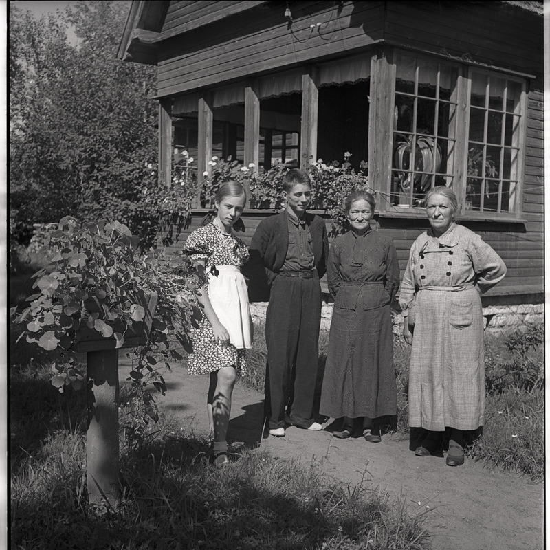Grupipilt: Ethel Malle Sarap, Ülo Karl Sarap, Amalie Charlotte Sarap, Meeta Sarap veranda taustal