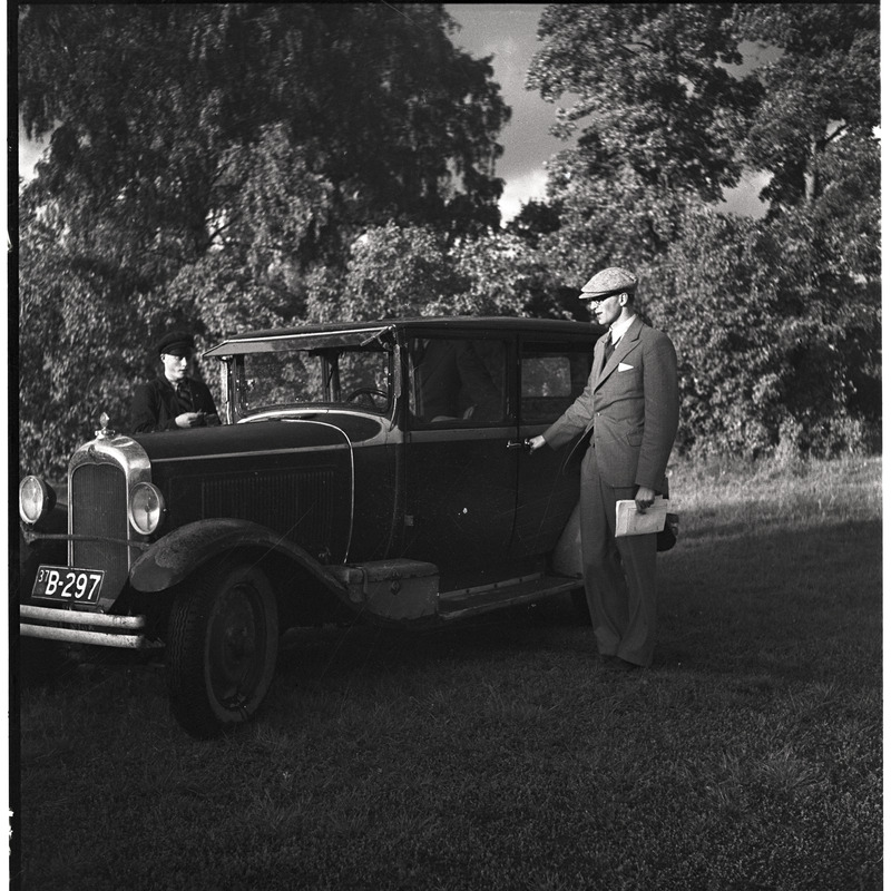 Autojuht ja Otto Liiv auto juures