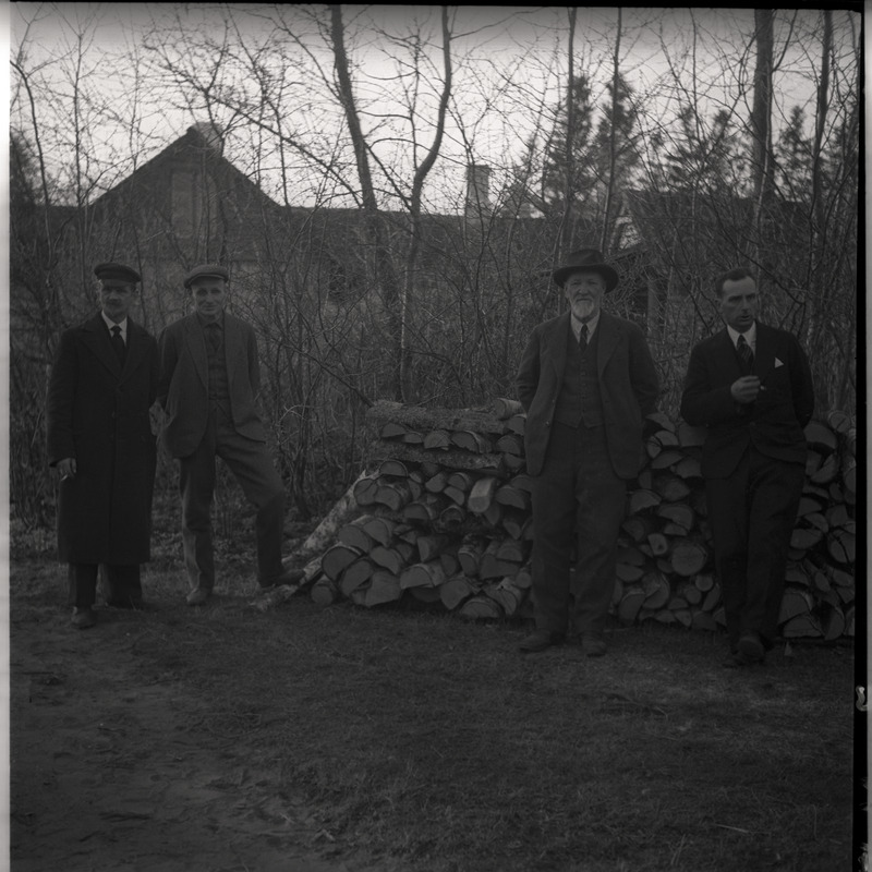 Mehed puuriida juures, paremalt 1. Johann Millistfer, 2. Aleksander Martin Saar