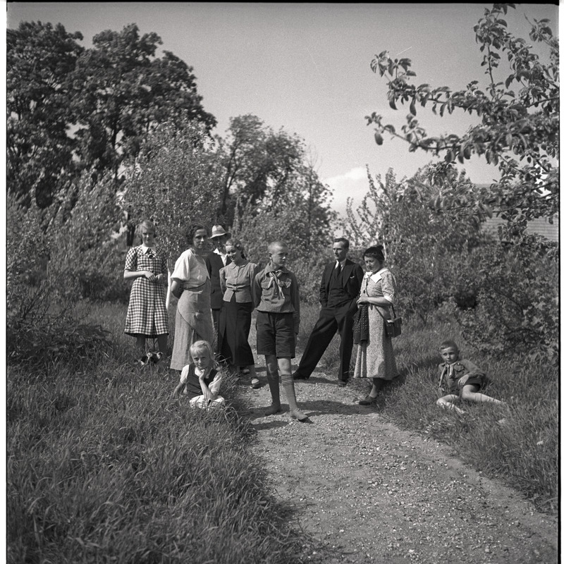 Grupipilt: inimesed aias, vasakult: 1. Ingrid Millistfer, 5. Magda Millistfer, 7. Johann Millistfer, 8. Johanna Triefeldt