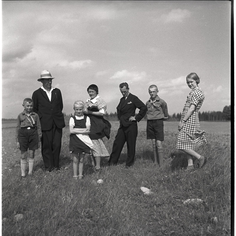Grupipilt: inimesed väljal, vasakult: 4. Johanna Triefeldt, 5. Johann Millistfer, 7. Ingrid Millistfer