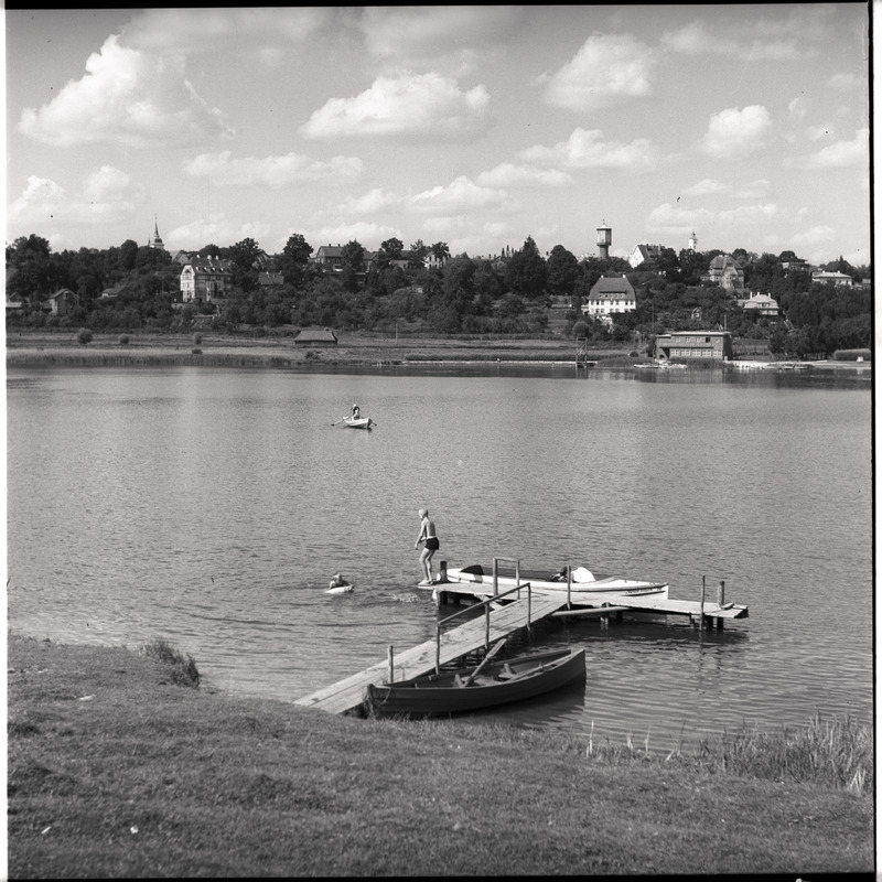 Viljandi järv, esiplaanil paadisild paatidega, tagaplaanil järve kallas