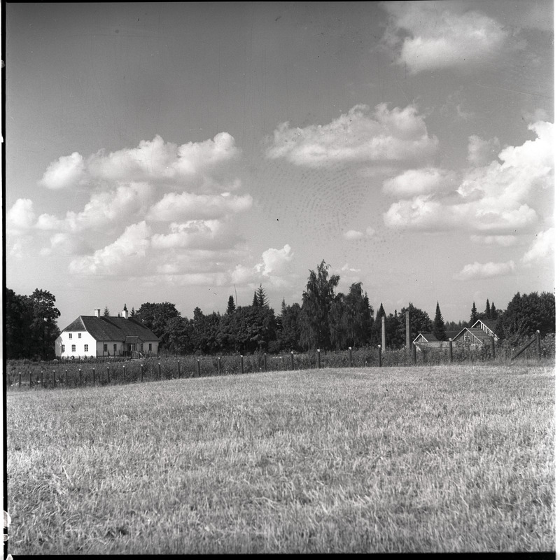 Põld, taustal väike küla
