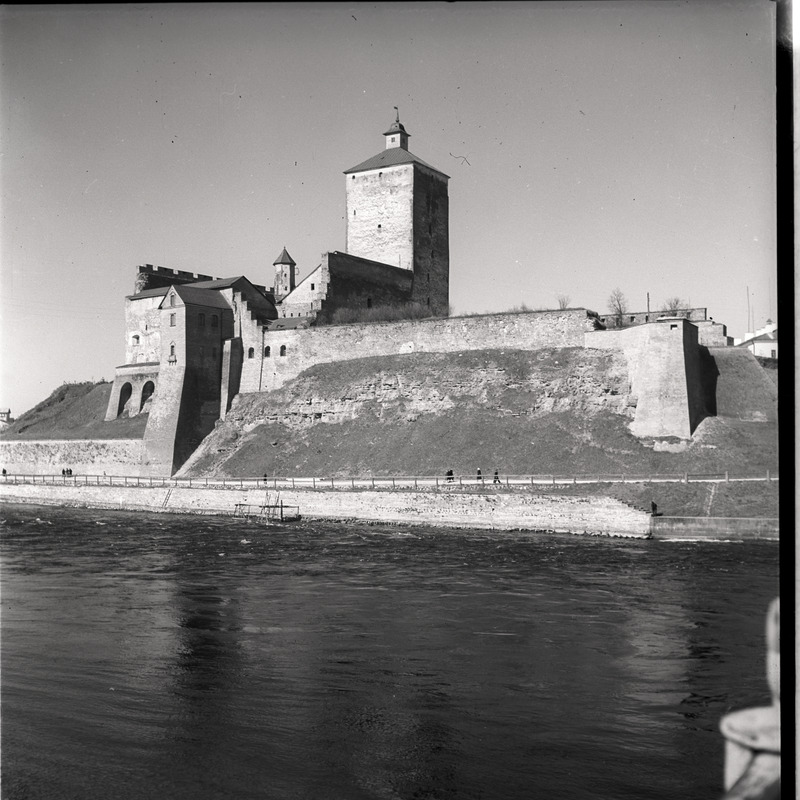 Narva Hermanni linnus - vaade üle Narva jõe