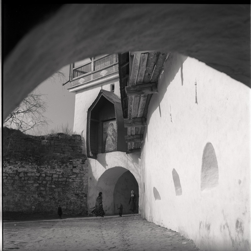 Petseri klooster, Püha värav