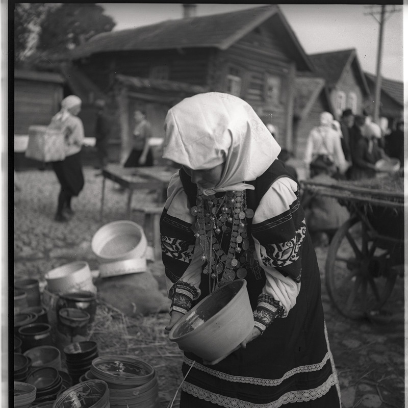 Petseri laat, setu rahvariietes naine savipotiga