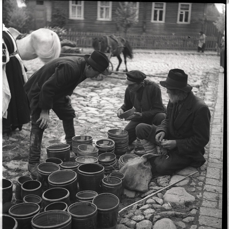 Petseri laat, setu mehed savipotte müümas