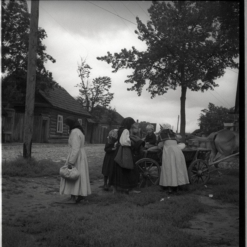 Petseri tänav, naised hobuvankri juures