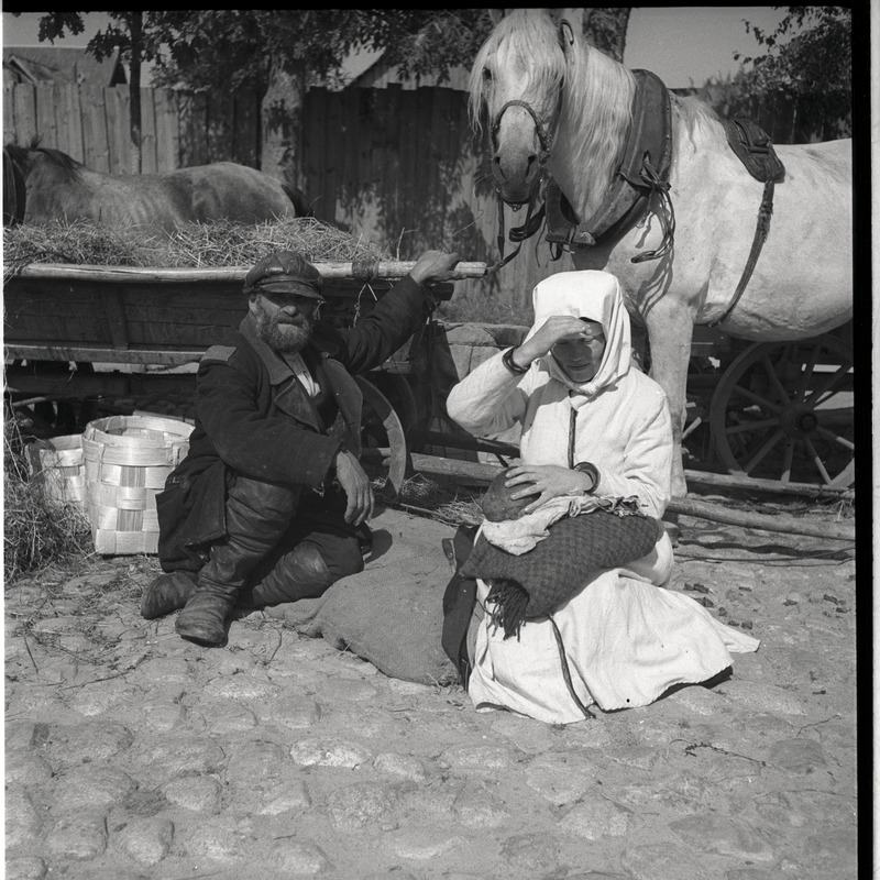 Petseri laat, setu naine ja mees vankri ees istumas