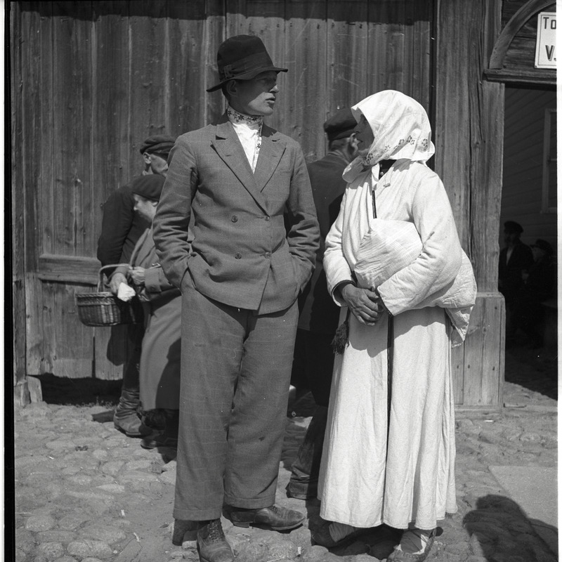 Petseri laat, setu naine ja mees seismas