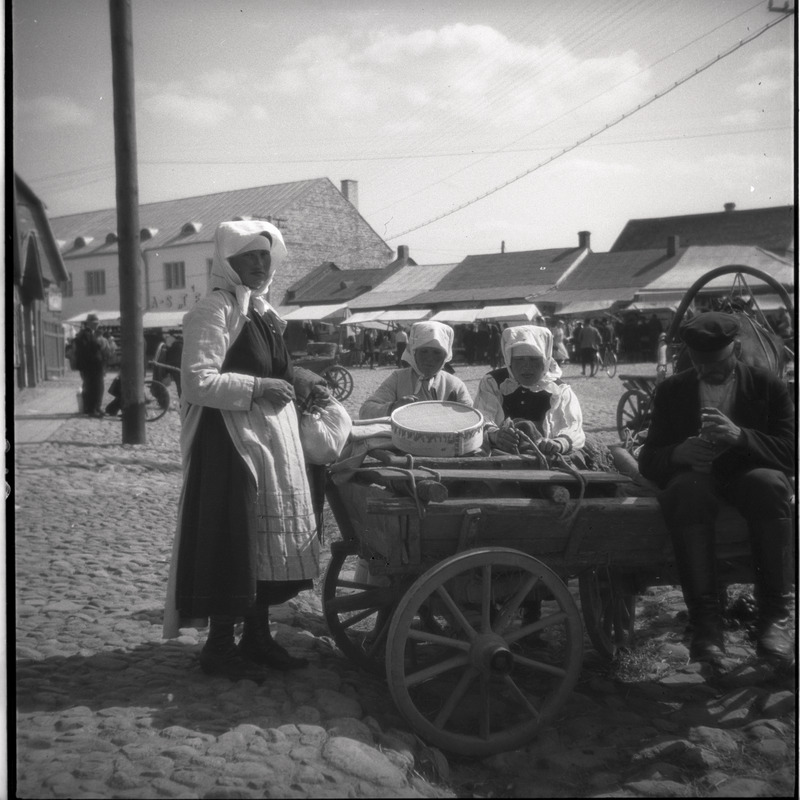 Petseri laat, inimesed hobuvankri juures