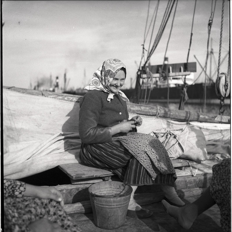 Portree: Kihnu naine laeval