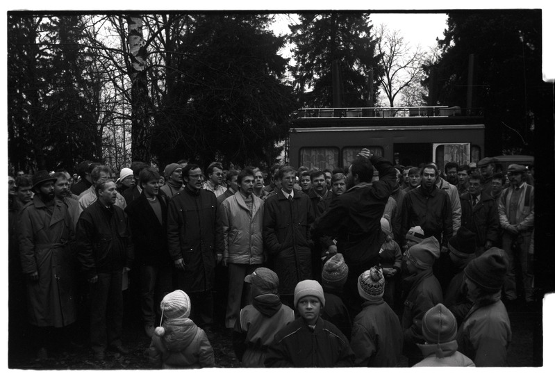 „Reportaaž: „Kalevipoja“ avamine Glehni pargis.“ - Tallinn. Koor laulmas Glehni pargis.