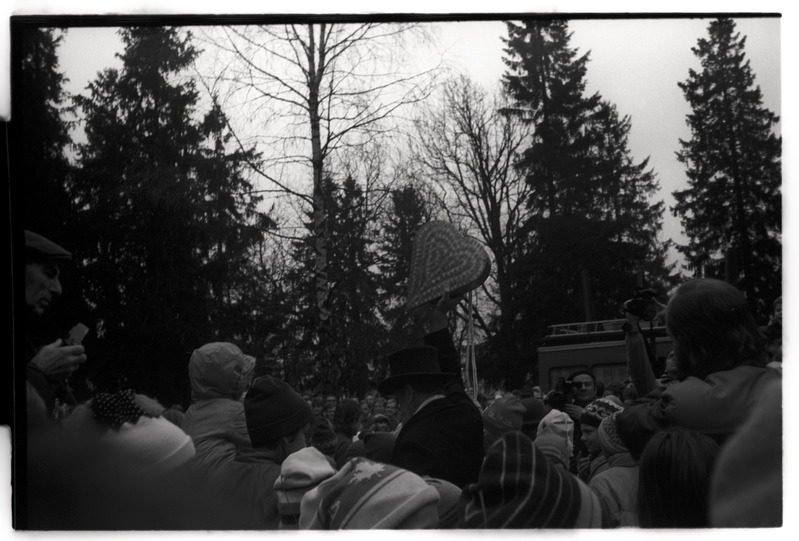 „Reportaaž: „Kalevipoja“ avamine Glehni pargis.“ - Tallinn. Kaabuga mees rahva seas hoidmas südamekujulist eset Glehni pargis.