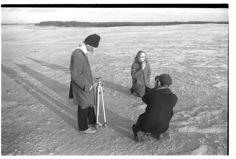 „Reportaaž 2. „Performance filmimine (tuleviku meenutuseks)““ - mehed jäädvustamas performance-etendust liivaväljal