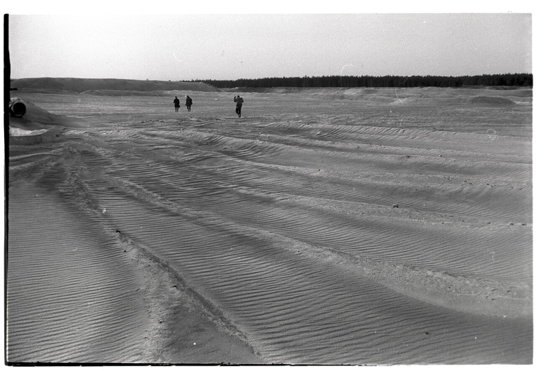 „Reportaaž 5. „Performance filmimine (tuleviku meenutuseks)““ - performance'i etendajad liivaväljal kõndimas