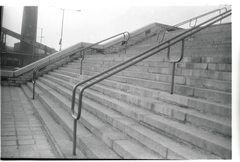 „Arhitektuurifoto (detail)“ - Tallinn. Linnahalli trepid ja trepikäsipuud.