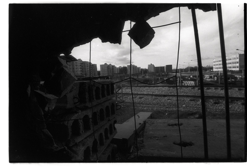 „Uuselamu rajoon“ - Tallinn. Vaade Lasnamäe paneelmajadele läbi varemete.